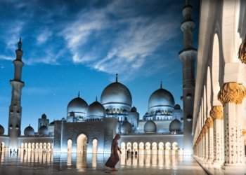 Sheikh Zayed Grand Mosque in Abu Dhabi, a free attraction featured in the guide
