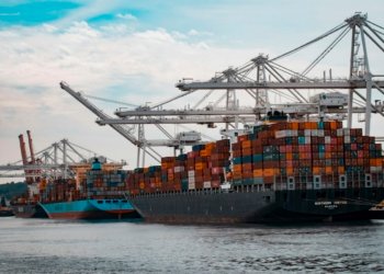 Commercial cargo vessel illustrating shipping costs near the Gulf of Oman