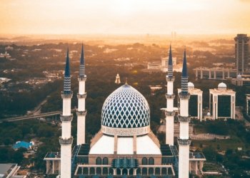 Mosque at sunset illustrating Ramadan 2027 in the United Arab Emirates