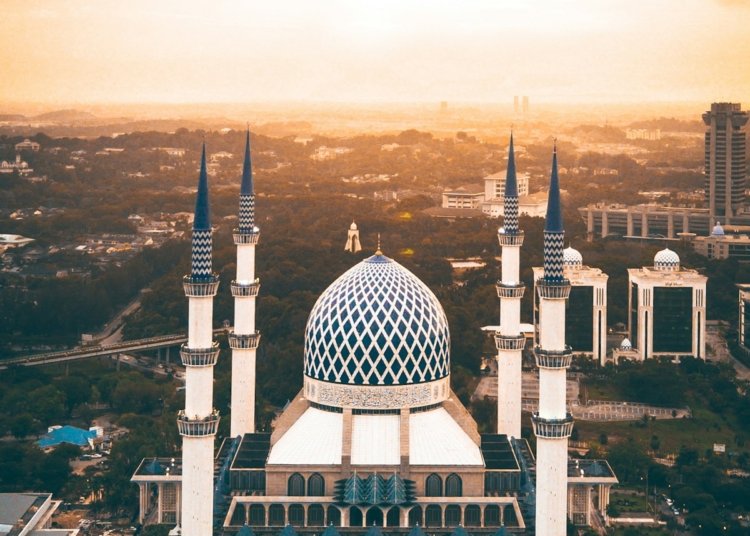 Mosque at sunset illustrating Ramadan 2027 in the United Arab Emirates