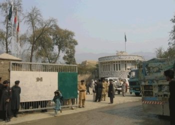 Archival 2004 photograph of the Torkham crossing between Afghanistan and Pakistan, not the October 2026 clashes in Kurram