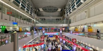 Passengers and shops inside Terminal 3 at Dubai International Airport, archival image illustrating UAE visa on arrival