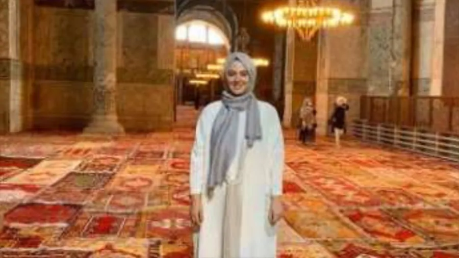 Granddaughter of last caliph of Ottoman Caliphate came to Hagia Sophia to offer prayers